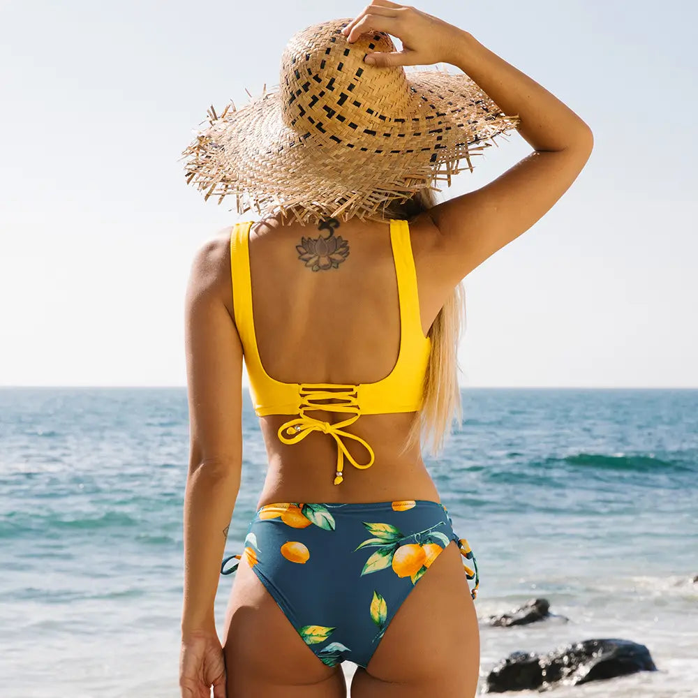Bikini de talle alto con cordones cruzados en el frente tropical