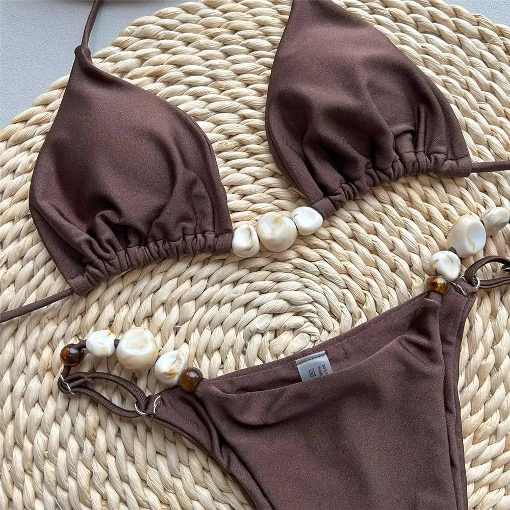 Einfarbiger grüner Neckholder-Bikini mit Perlen und Micro-Brazilian-Schnitt
