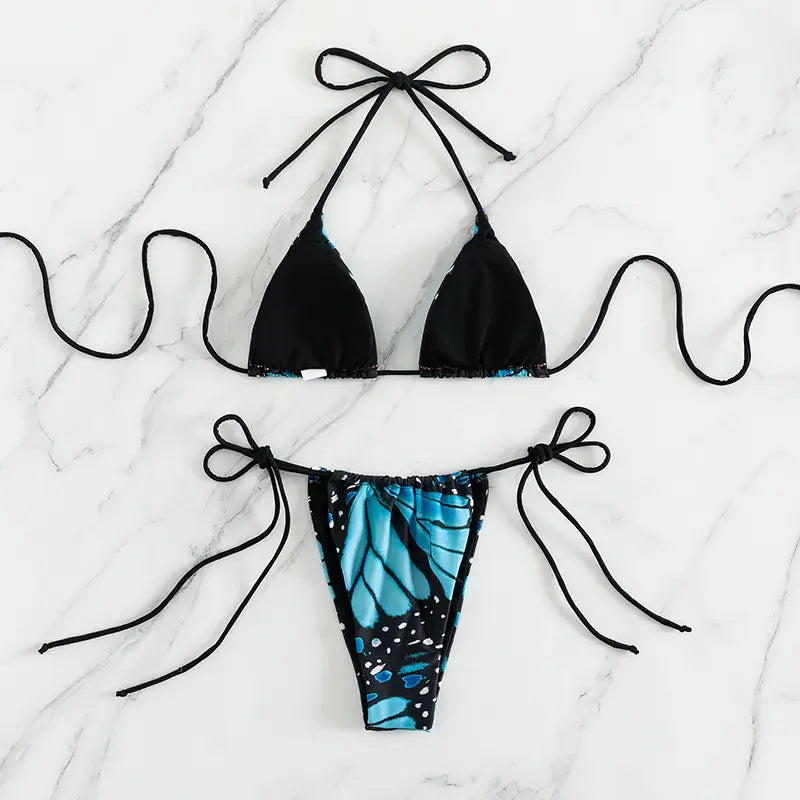 Bañador de bikini triangular con microtanga y cintura baja con mariposas