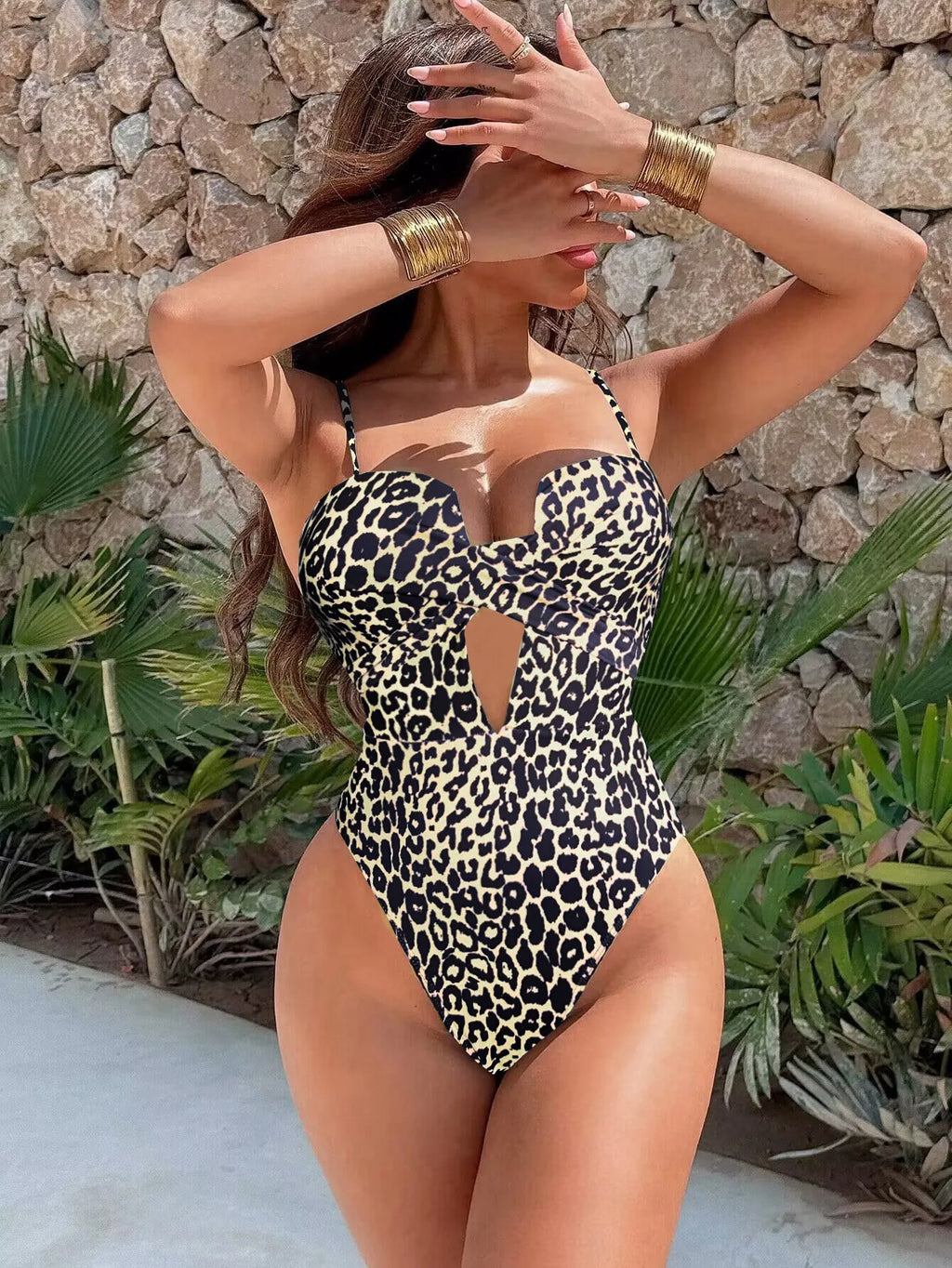 Leoparden‑One‑Piece mit Cut‑Out am Bauch und gekreuzten Trägern, gerippter Stoff