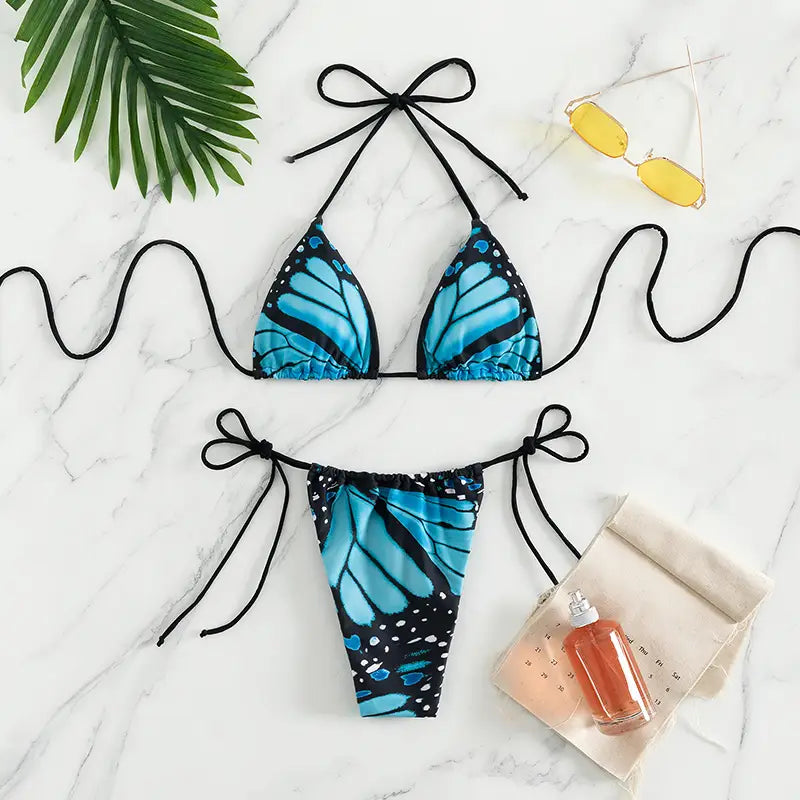 Bañador de bikini triangular con microtanga y cintura baja con mariposas