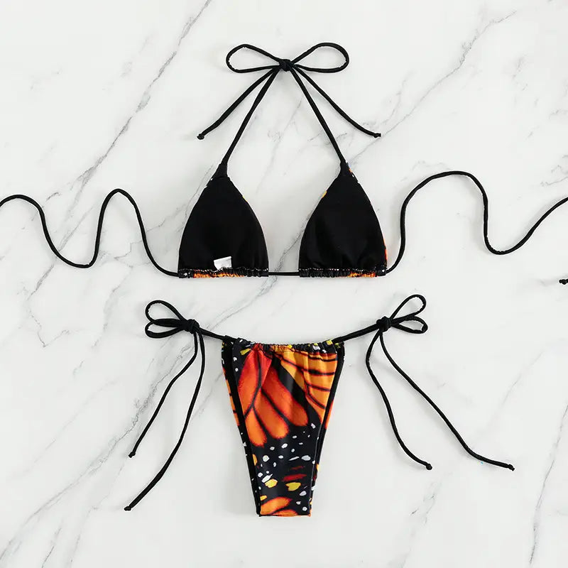 Bañador de bikini triangular con microtanga y cintura baja con mariposas