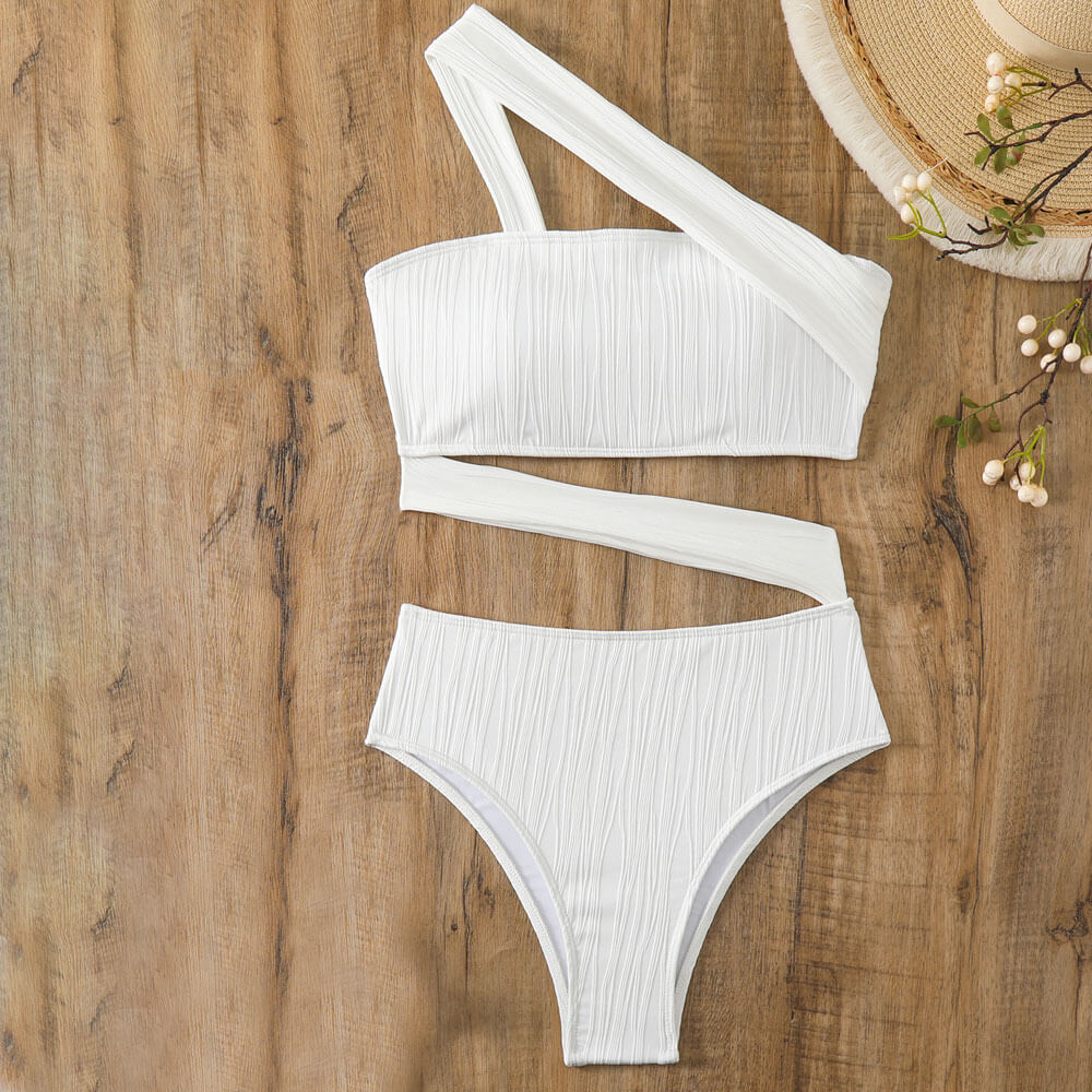 Traje de baño de una pieza brasileño de corte atrevido con textura asimétrica y un hombro descubierto