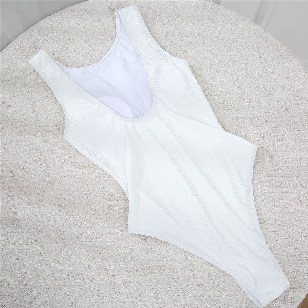 Traje de baño brasileño de una pieza con cuello alto, corte alto y acanalado deportivo