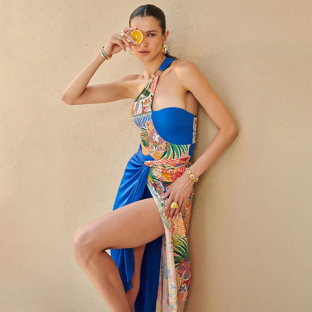 Traje de baño brasileño de una pieza con un hombro descubierto y abertura con estampado floral bohemio