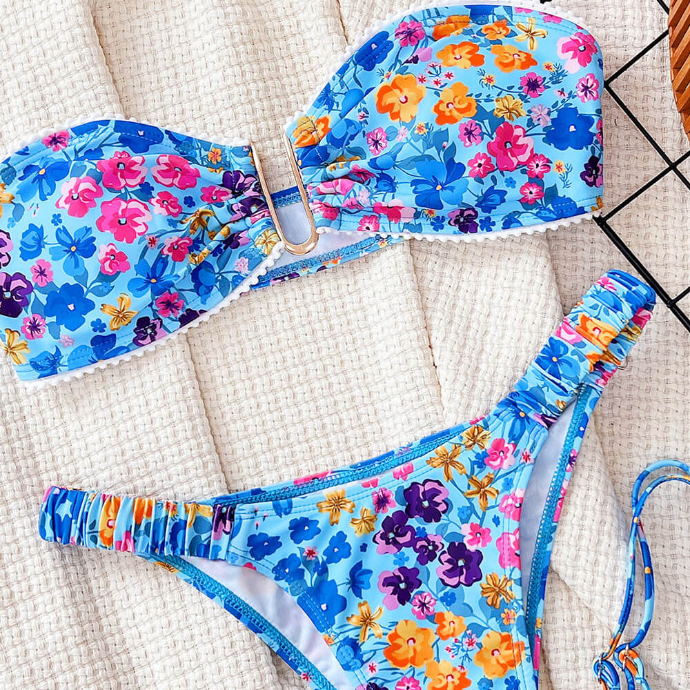 Zweiteiliger Bikini-Badeanzug mit Boho-Blumenmuster und seitlichem Scrunch-Ausschnitt und hohem Beinausschnitt