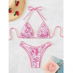Conjunto bikini micro floral rosa con ribete blanco, top triangular con lazos y braguita brasileña