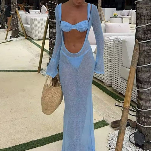 Conjunto bikini azul cielo con cover-up largo de manga larga y escote en espalda
