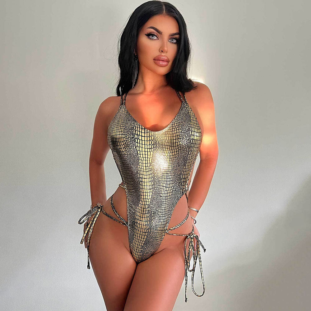 Maillot de bain une pièce brésilien à jambes hautes, à dos nu, à lacets en métal