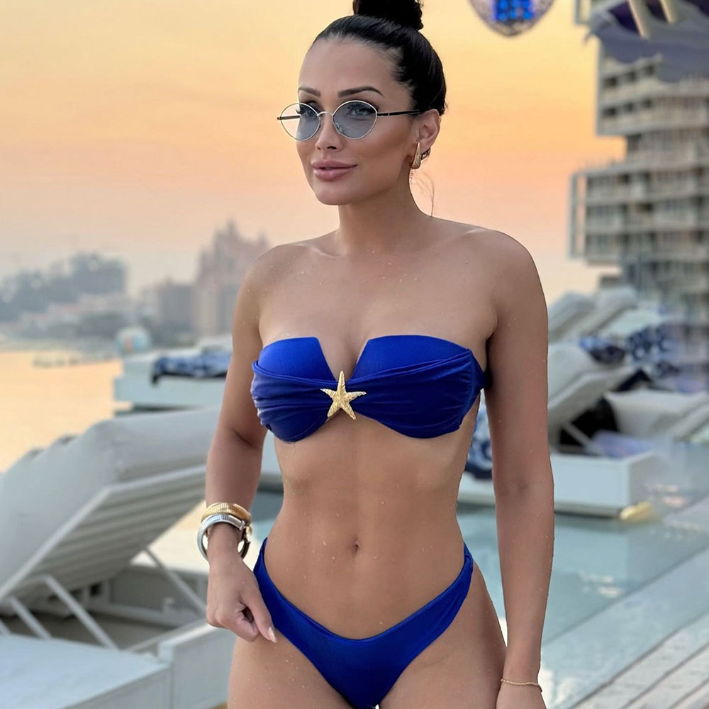 Costume da bagno bikini a due pezzi brasiliano con bandeau arricciato e gamba alta a stella marina metallica