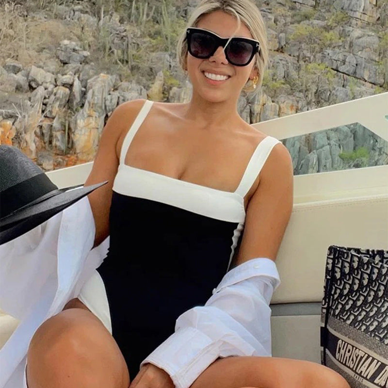 Fato de banho uma peça brasileiro com recortes contrastantes minimalistas e pernas altas