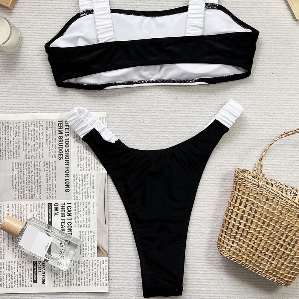 Sexy, seitlich gescrunchter Bralette mit hohem Beinausschnitt und brasilianischem Zweiteiler-Bikini