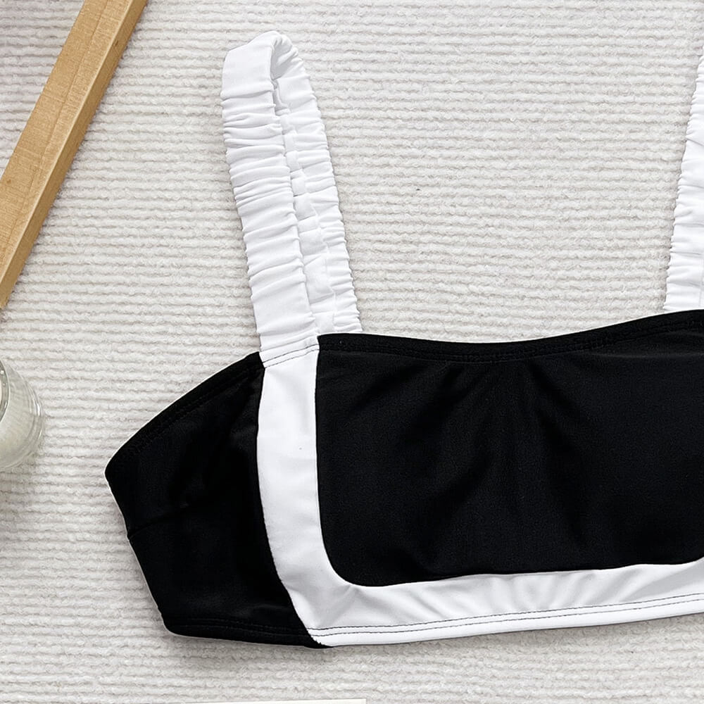 Sexy, seitlich gescrunchter Bralette mit hohem Beinausschnitt und brasilianischem Zweiteiler-Bikini